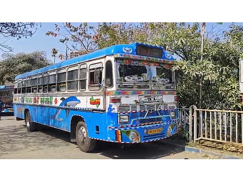 इसी बस के टक्कर से लोग हुए घायल