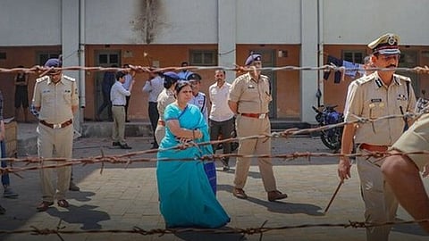 एक स्कूल में जांच करने पहुंचे पुलिस अधिकारी