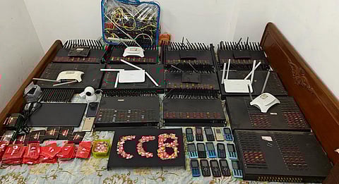 अभियुक्त के पास से जब्त सिम बॉक्स और सिम कार्ड