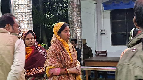 गिरफ्तार रजिया सुल्ताना को अदालत ले जाती पुलिस