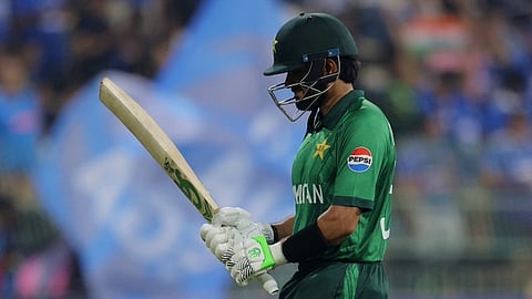 भारत के साथ मैच में आउट होकर पवेलियन लौटते बाबर आजम