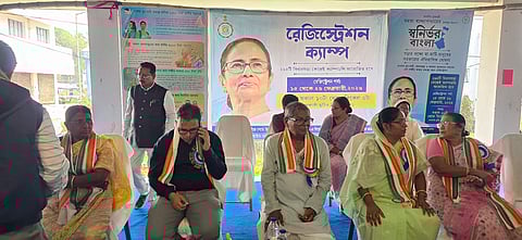 सुंंदरवन विकास मामले के मंत्री बंकिम चंद्र हाजरा युवासाथी योजना के लिए पंजीकरण शिविर का देखरेख करते हुए