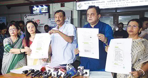 मुख्य चुनाव अधिकारी कार्यालय परिसर में संवाददाताओं के संबोधित करते तृणमूल के नेता पार्थ भौमिक, महुआ मोइत्रा, चंद्रीमा भट्टाचार्य, ब्रात्य बसु और प्रतिमा मंडल