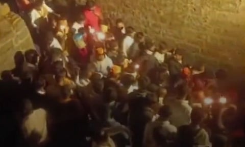 शिवनेरी किले में भीड़ का दृश्य।