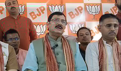 भाजपा के मिदनापुर जिला कार्यालय में संवाददाताओं से रूबरू होते भाजपा के प्रदेश नेता राहुल सिन्हा