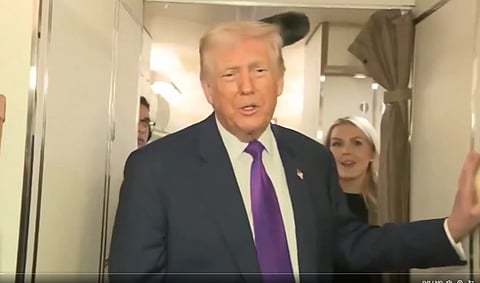 एयरफोर्स वन में पत्रकारों से बात करते अमेरिकी राष्ट्रपति डोनाल्ड ट्रंप।