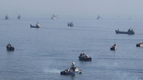 ओमान की खाड़ी में ईरान और रूस की नौसेनाएं मिलकर कर रहीं युद्धाभ्यास।