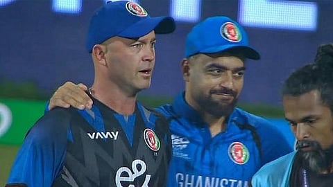 राशिद खान के साथ जोनाथन ट्रॉट ( बाएं) ।