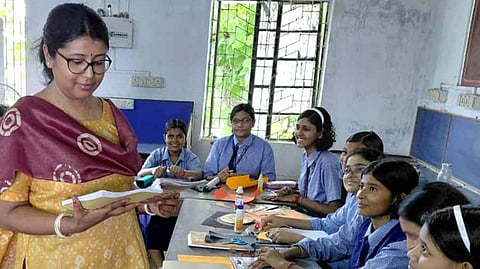 चुनाव से पहले शिक्षकों को 10% डीए देने का फैसला