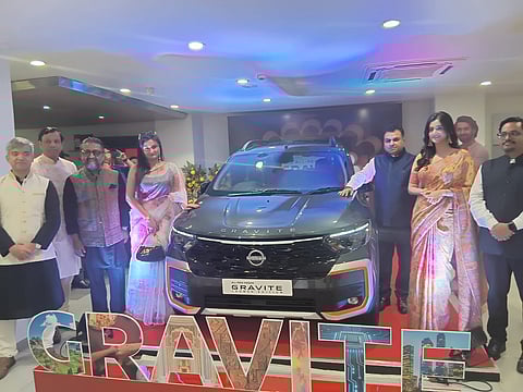 ऑल-न्यू निसान ग्रेवाइट का लॉन्च के दौरान मौजूद ऑटोरेली निसान डीलर के मालिक अशनुत चोपड़ा, संजय सिंघी व अन्य