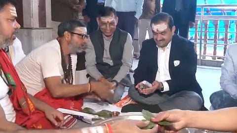 बाबा बैद्यनाथ मंदिर में पूजा करते उद्योगपति गौतम अडाणी।