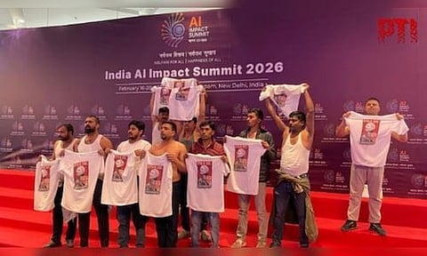 शर्टलेस प्रदर्शन करते युवा कांग्रेस के कार्यकर्ता ( फाइल फोटो )।