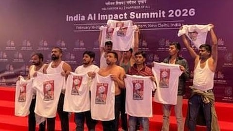 एआई इम्पैक्ट समिट में शर्टलेस प्रदर्शन करते युवा कांग्रेस के कार्यकर्ता।