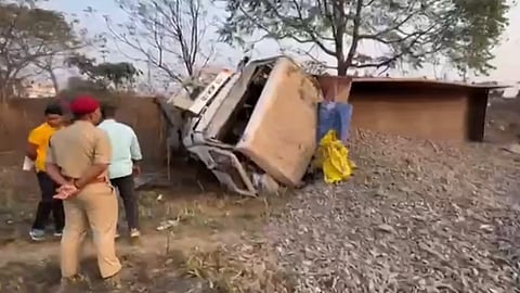 दुर्घटनाग्रस्त पुलिस का वाहन।