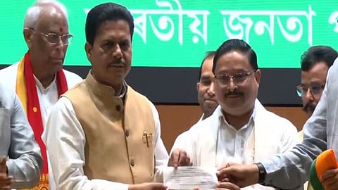 भाजपा की प्राथमिक सदस्यता लेते भूपेन बोरा ( बाएं)