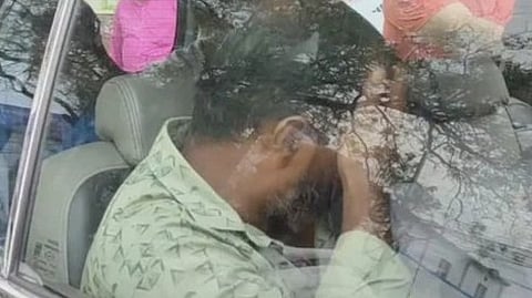 सुरक्षा एजेंसियों की गिरफ्त में एक संदिग्ध आतंकी।