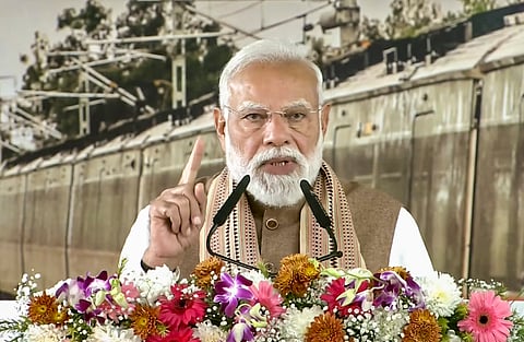 मेरठ में कार्यक्रम में बोलते प्रधानमंत्री नरेंद्र मोदी।