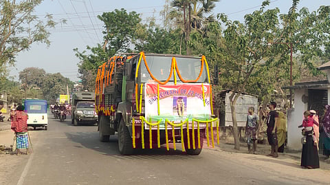 सेना के वाहन में लाया जा रहा शव