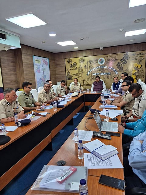 पुलिस के वरिष्ठ अधिकारियो के साथ बैठक करते बंगाल के मुख्य निर्वाचन अधिकारी मनोज अग्रवाल