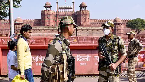 दिल्ली के लाल किला के सामने तैनात सुरक्षा बल के जवान।