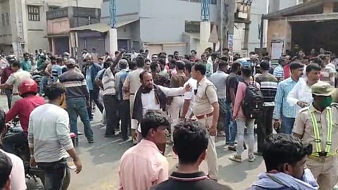 पथावरोध करते स्थानीय लोग