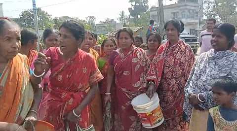 जलापूर्ति की मांग को लेकर प्रदर्शन करतीं महिलाएं