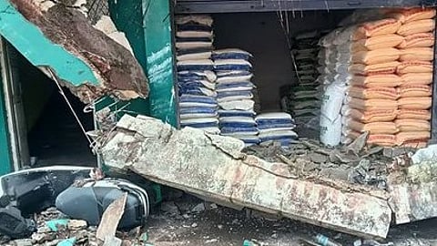 जमीन पर गिरा मकान का स्लैब।