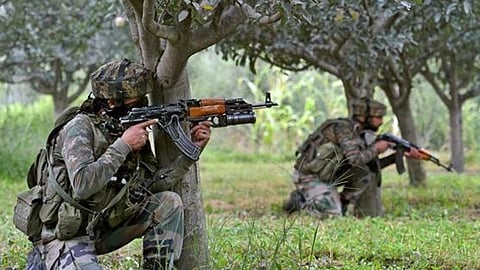 आतंकियों से मुठभेड़ के दौरान सेना के जवान ( फाइल फोटो )