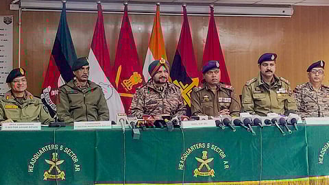 किश्तवाड़ में सेना के अधिकारी आतंकियों के खिलाफ कार्रवाई की जानकारी देते।