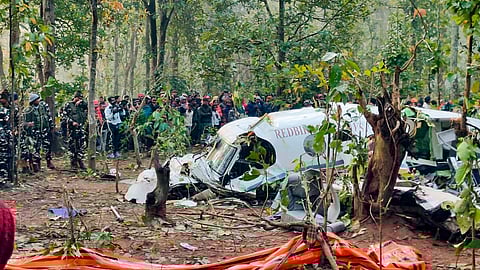 दुर्घटनाग्रस्त विमान के पास लगी भीड़।