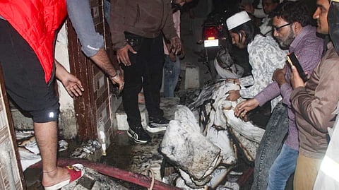 बचाव कार्य में लगे दमकलकर्मी और स्थानीय लोग।