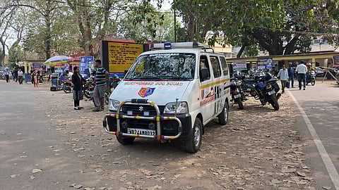 मुर्शिदाबाद कोर्ट परिसर में डॉग स्क्वॉयड की गाड़ी