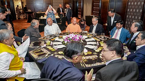 सिंगापुर में बैठक करते मुख्यमंत्री योगी आदित्यनाथ