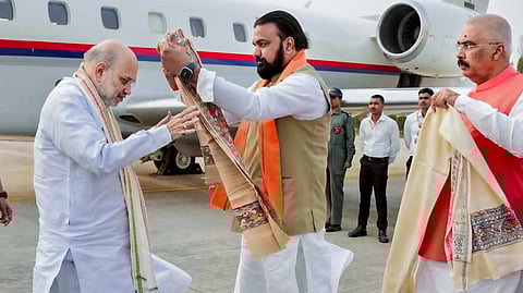 पूर्णिया हवाई अड्डे पर केंद्रीय गृह मंत्री अमित शाह का स्वागत करते बिहार के उपमुख्यमंत्री सम्राट चौधरी