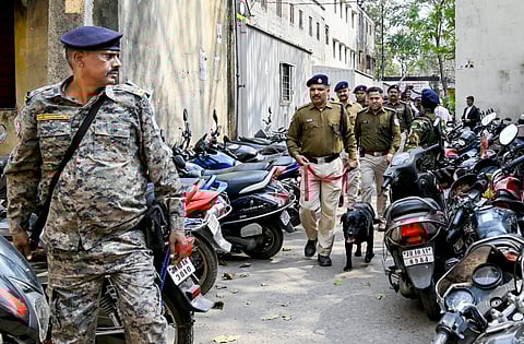 धनबाद कोर्ट में बम की तलाश करते पुलिस अधिकारी।
