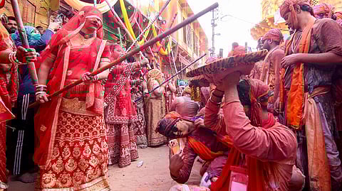 हुरियारों पर बरसाने की हुरियारिनों ने प्रेम की लाठियां बरसाईं