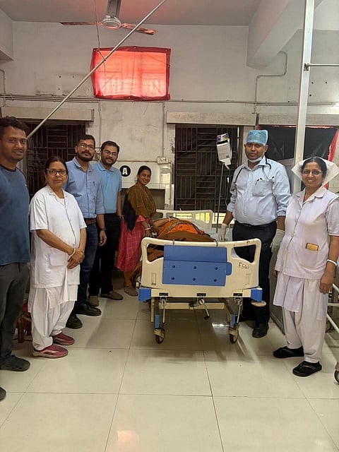 सांकतोड़िया अस्पताल में मरीज के साथ डॉक्टर