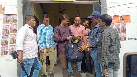 बम से कोर्ट को उड़ाने की धमकी देने के बाद अधिकारी जांच करते हुए