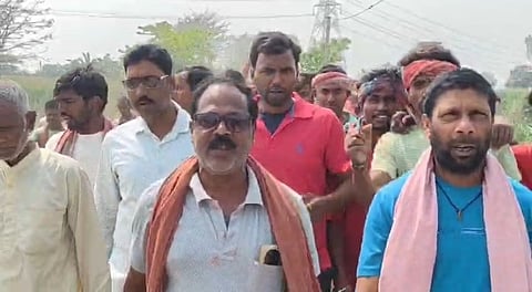 अवैध बालू खनन का विरोध करते ग्रामीण