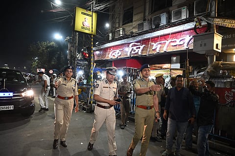 गुरुवार की रात धर्मतल्ला में ऑन रोड पुलिसिंग का जायजा लेते हुए कोलकाता पुलिस कमिश्नर सुप्रतिम सरकार। साथ में ज्वाइंट सीपी क्राइम रूपेश कुमार और डीसी सेंट्रल इंदिरा मुखर्जी