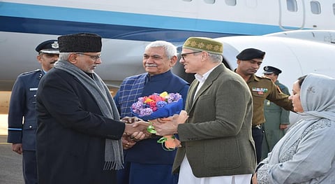 वीपी राधाकृष्णन ने डल झील में शिकारा की सवारी का आनंद लिया