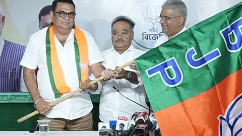 सुमित्रा चट्टोपाध्याय को दल का झंडा सौंपकर पार्टी में शामिल करते हुए शमीक भट्टाचार्य और केंद्रीय मंत्री भूपेन्द्र यादव