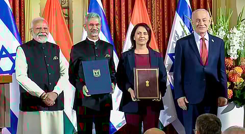 भारत और इजराइल में कई समझौतों पर हस्ताक्षर किये गए।