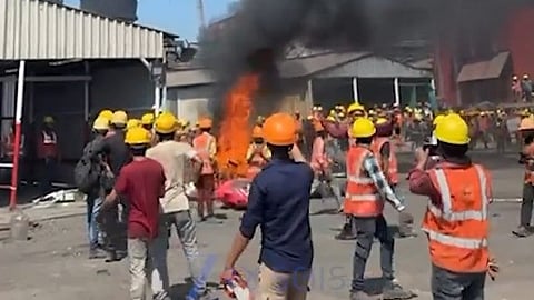 आक्रोशित श्रमिकों ने प्लांट के अंदर गाड़ियों में आग लगा दी।