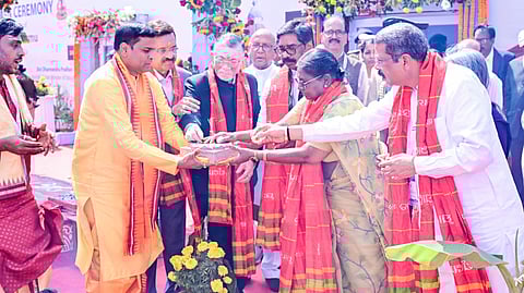 भूमि पूजन में शामिल राष्ट्रपति द्रौपदी मुर्मू, राज्यपाल संतोष गंगवार, मुख्यमंत्री हेमंत सोरेन और केंद्रीय मंत्री धर्मेंद्र प्रधान।