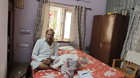 घर में हुई चोरी की जानकारी देते हुए व्यवसायी नरेश अग्रवाल