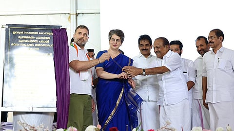 मकानों की आधारशिला रखते राहुल गांधी। साथ में हैं प्रियंका गांधी वाड्रा और अन्य कांग्रेस नेता।