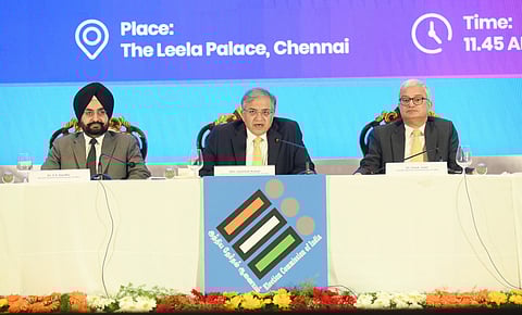 चेन्नई में मुख्य निर्वाचन आयुक्त ज्ञानेश कुमार और अन्य दो चुनाव आयुक्त।