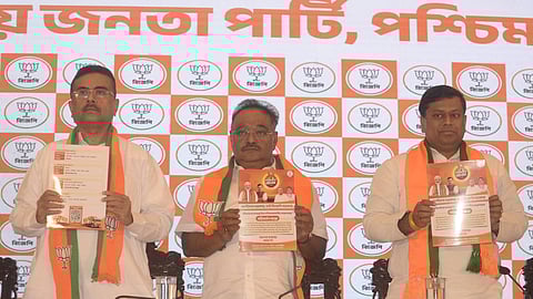 परिवर्तन यात्रा का कार्यक्रम जारी करते प्रदेश भाजपा अध्यक्ष समिक भट्टाचार्य, शुभेंदु अधिकारी और सुकांत मजूमदार।