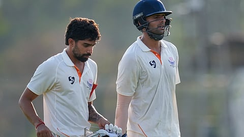 चौथे दिन का खेल खत्म होने के बाद पवेलियन लौटते जम्मू-कश्मीर के बल्लेबाज।